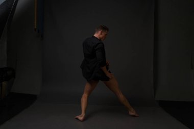 erkekler mi bir siyah pantolon dansları