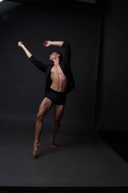erkekler mi bir siyah pantolon dansları