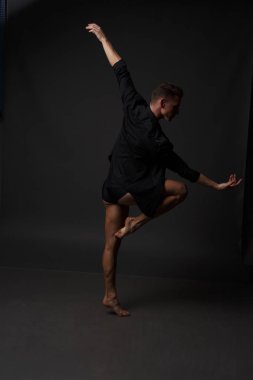 erkekler mi bir siyah pantolon dansları