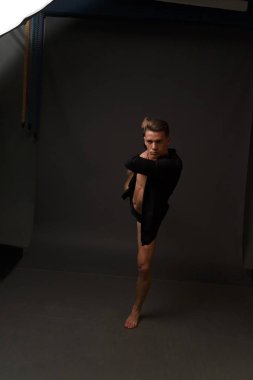 erkekler mi bir siyah pantolon dansları