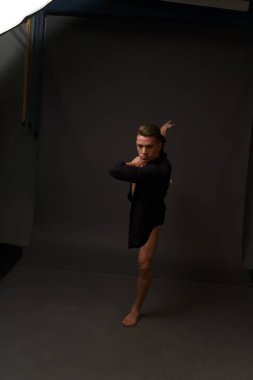 erkekler mi bir siyah pantolon dansları