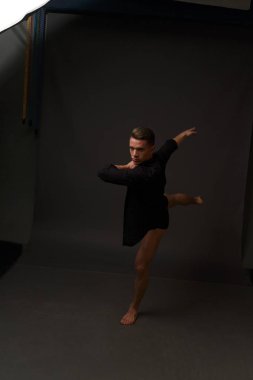 erkekler mi bir siyah pantolon dansları