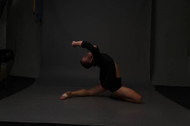 erkekler mi bir siyah pantolon dansları