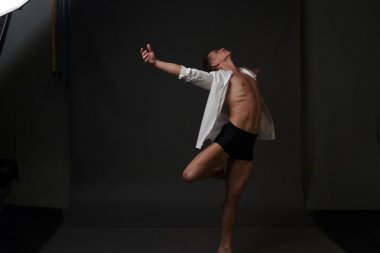 erkekler mi bir siyah pantolon dansları