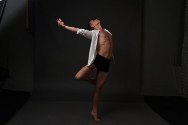 erkekler mi bir siyah pantolon dansları