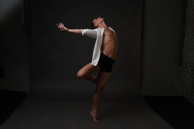 erkekler mi bir siyah pantolon dansları