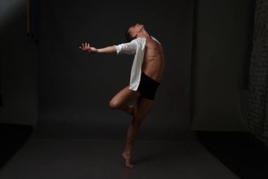 erkekler mi bir siyah pantolon dansları