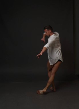 erkekler mi bir siyah pantolon dansları