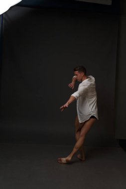 erkekler mi bir siyah pantolon dansları