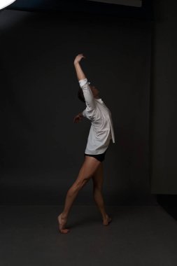 erkekler mi bir siyah pantolon dansları