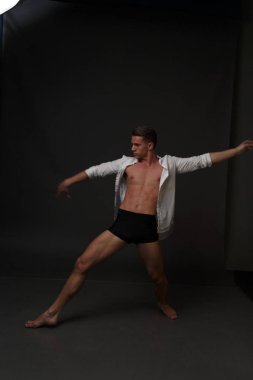 erkekler mi bir siyah pantolon dansları