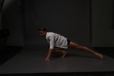 erkekler mi bir siyah pantolon dansları