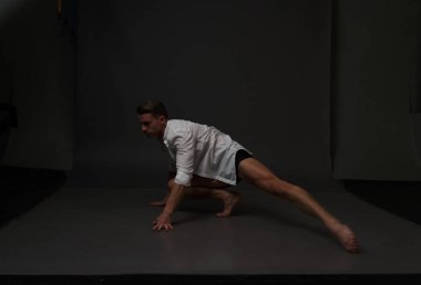 erkekler mi bir siyah pantolon dansları