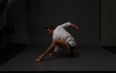 erkekler mi bir siyah pantolon dansları