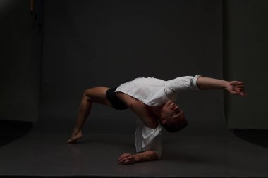 erkekler mi bir siyah pantolon dansları