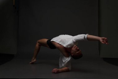 erkekler mi bir siyah pantolon dansları