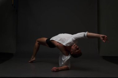 erkekler mi bir siyah pantolon dansları