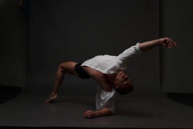 erkekler mi bir siyah pantolon dansları