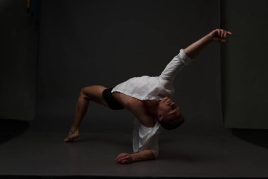 erkekler mi bir siyah pantolon dansları