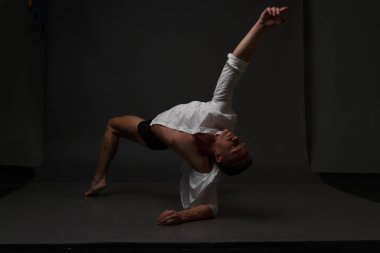 erkekler mi bir siyah pantolon dansları