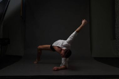 erkekler mi bir siyah pantolon dansları