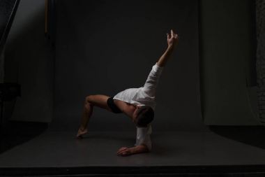 erkekler mi bir siyah pantolon dansları