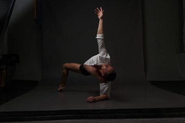 erkekler mi bir siyah pantolon dansları