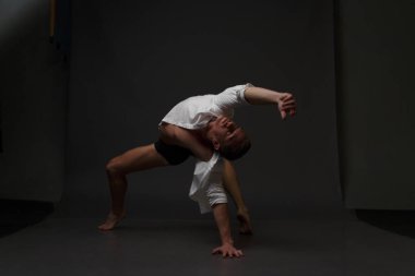 erkekler mi bir siyah pantolon dansları