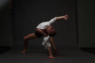 erkekler mi bir siyah pantolon dansları