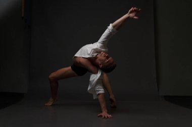 erkekler mi bir siyah pantolon dansları