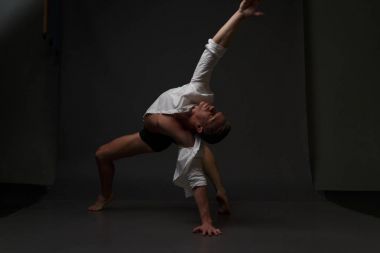 erkekler mi bir siyah pantolon dansları