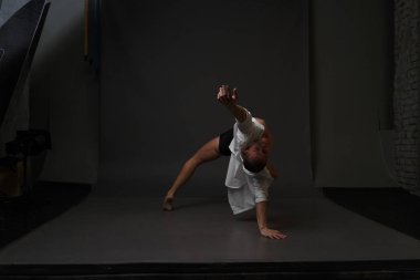 erkekler mi bir siyah pantolon dansları