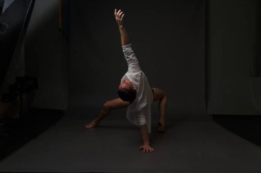 erkekler mi bir siyah pantolon dansları