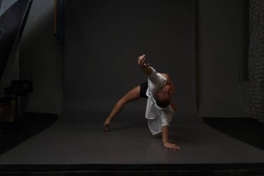 erkekler mi bir siyah pantolon dansları