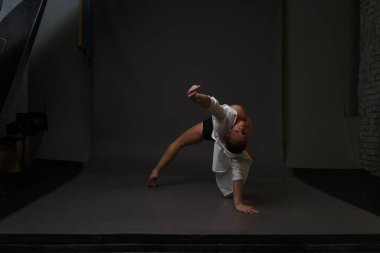 erkekler mi bir siyah pantolon dansları