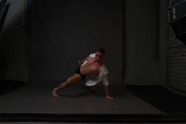 erkekler mi bir siyah pantolon dansları