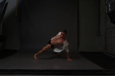 erkekler mi bir siyah pantolon dansları