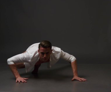 erkekler mi bir siyah pantolon dansları