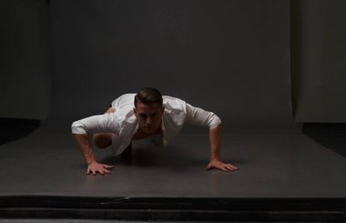 erkekler mi bir siyah pantolon dansları