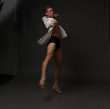 erkekler mi bir siyah pantolon dansları