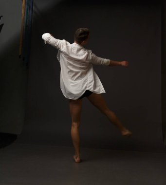 erkekler mi bir siyah pantolon dansları