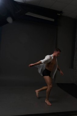 erkekler mi bir siyah pantolon dansları