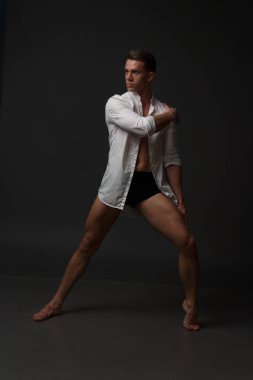 erkekler mi bir siyah pantolon dansları