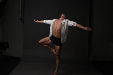 erkekler mi bir siyah pantolon dansları