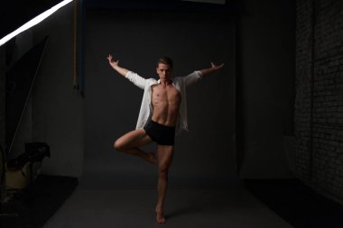 erkekler mi bir siyah pantolon dansları