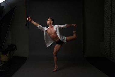 erkekler mi bir siyah pantolon dansları