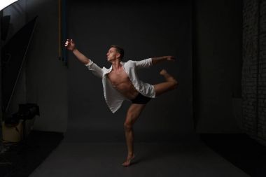 erkekler mi bir siyah pantolon dansları