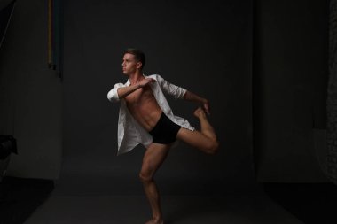 erkekler mi bir siyah pantolon dansları