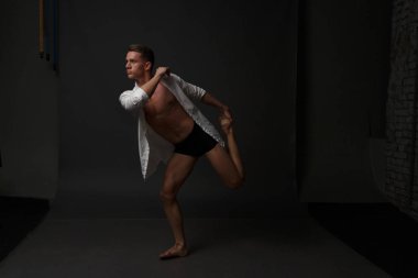 erkekler mi bir siyah pantolon dansları