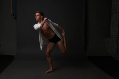 erkekler mi bir siyah pantolon dansları